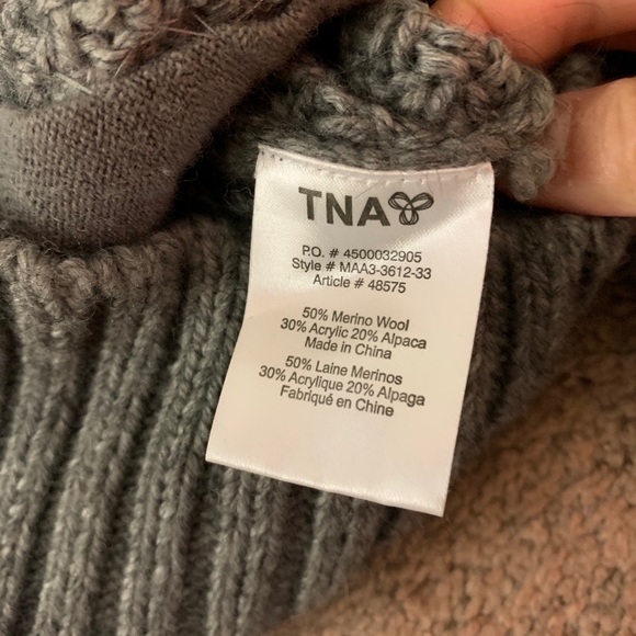 Aritiza TNA zip up sweater - Picture 5 of 9